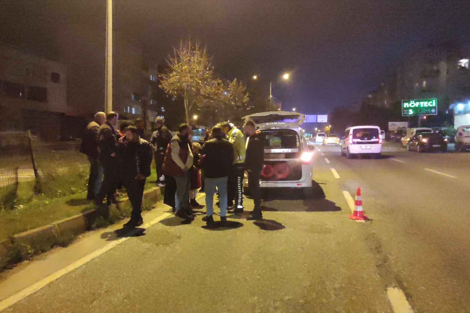 Kamyonet ana yoldan karşıya geçmek isteyen anne ve kızına çarptı: 2 yaralı