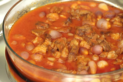 Papaz Yahnisi Tarifi: Kırklareli'nin Geleneksel Lezzeti Evlerinizde!