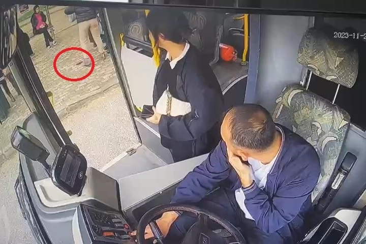 3 kadın yankesici, otobüse binen kadının cüzdanını böyle çaldı, kıskıvrak yakalandı
