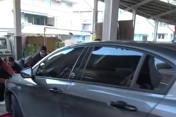 Hatalı park edilen otomobillere pazarcı esnafından kaydıraklı çözüm