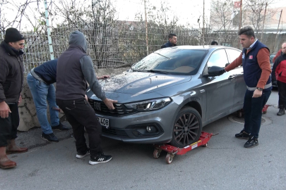 Türkiye’de başka bir örneği yok! Yüzlerce kiloluk otomobilleri pazar arabası taşır gibi götürüyorlar