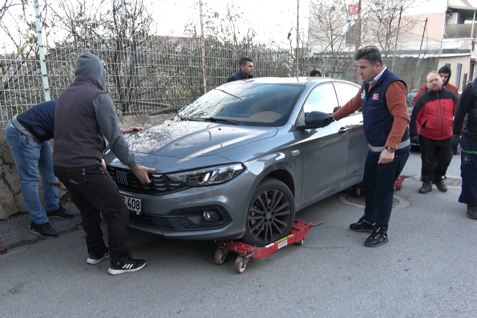 Hatalı park edilen otomobillere pazarcı esnafından kaydıraklı çözüm