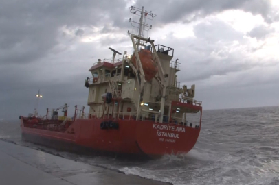 Zeytinburnu’nda lodos nedeniyle karaya oturan gemi görüntülendi