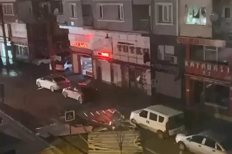 Bursa’da fırtına çatıları, tabelaları uçurdu