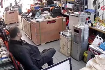 Deprem anı güvenlik kameralarına yansıdı