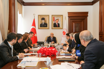 Kriz masasını toplandı! Vali Mahmut Demirtaş: ''Kırsal dahil tüm mahallelere ulaşıldığını, olumsuz bir durumun bulunmadığını kaydetti''