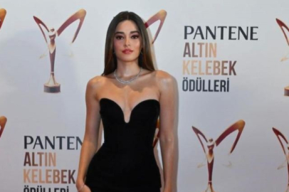 Simay Barlas derin yırtmacıyla büyüledi!