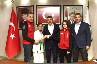 Başkan şampiyon sporcuları ağırladı