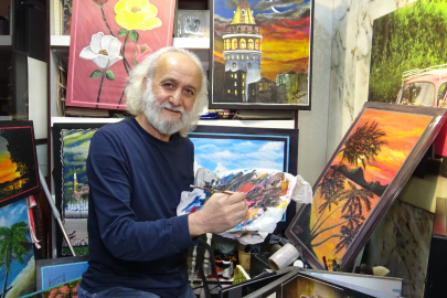 Dükkânında hem fotoğraflarını hem de resimlerini sergiliyor