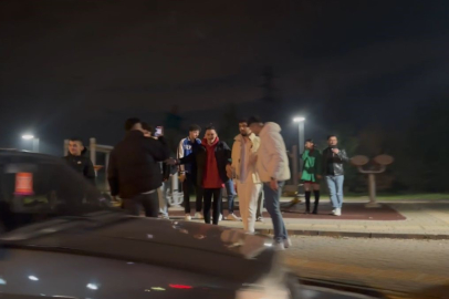 Bursa’da gençler yılbaşına şarkılar eşliğinde girdi