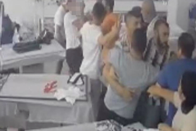 Tekstil atölyesinde “yüzüme kumaş attın” kavgası kamerada: Ortalık karıştı, iş arkadaşları ayırdı