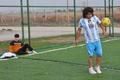 Maradona’ya benzerliği ile herkesi şaşırtıyor