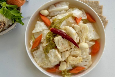 Acı biberli lahana turşusu