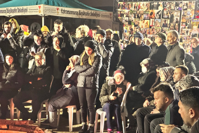 Ebrar Sitesi'nin bulunduğu alanda ölen yakınlarını andılar...