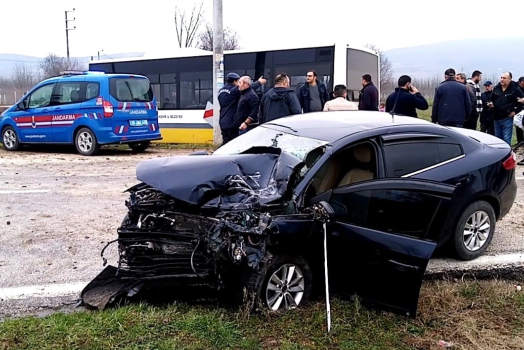 Halk otobüsü ile otomobil kafa kafaya çarpıştığı kaza anı kamerada