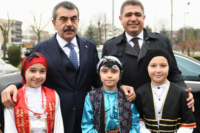 Milli Eğitim Bakanı vatandaşlara seslendi: "Hep beraber taşın altına elimizi koyalım"