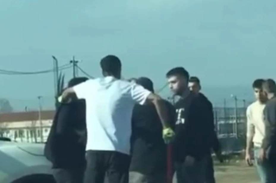 Yol verme kavgasında önce kadınlar, sonra erkekler birbirine girdi