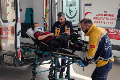 Bursa'da Korkutan Trafik Kazası: Hafif Ticari Araç İle Motosiklet Çarpıştı, 1 Yaralı