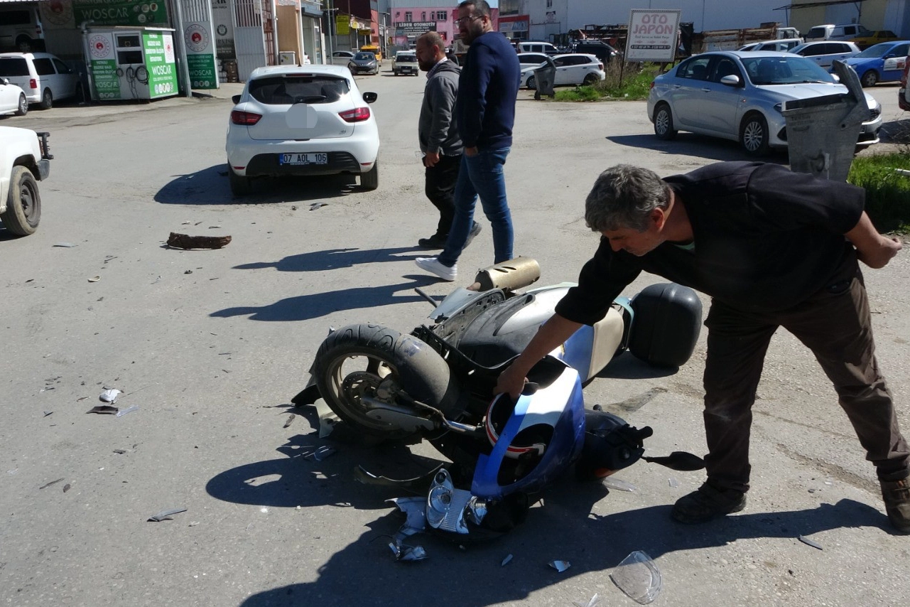 Motosiklet otomobile çarptı