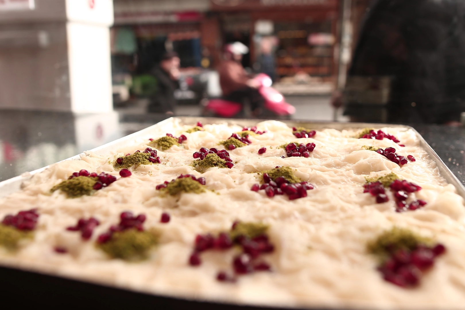 İftar sofralarının vazgeçilmez tatlısı güllaç tezgahlarda alıcılarını bekliyor