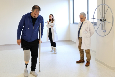 Depremde 2 evladını ve bacağını kaybeden baba, proteziyle yürümeye başladı