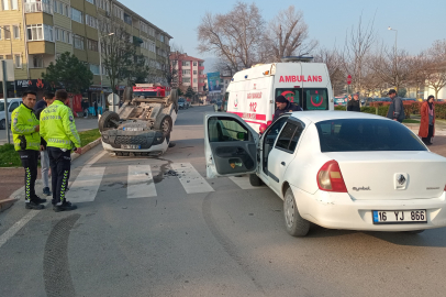 Döner kavşakta çarpışan 2 araçtan biri takla attı: 2 yaralı