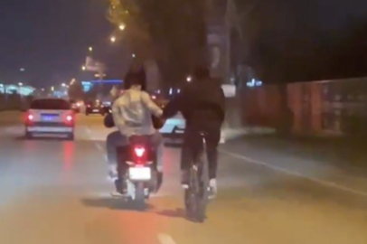 Motosiklet ile bisikleti çekti...Tehlikeli anlar kamerada