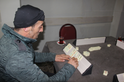 Okey masasına arkadaş bulamadı, 4 kişilik oyunu tek başına oynadı