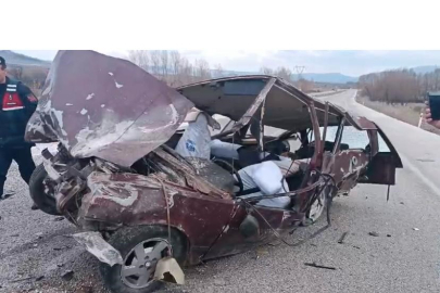 Otomobil Traktörle Çarpıştı