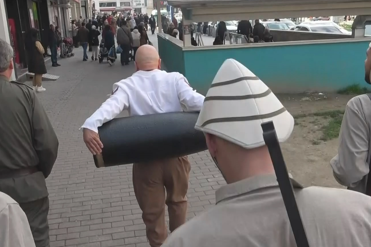 Seyit Onbaşı sırtındaki top mermisi ile metroya bindi, vatandaşlar duygulandı..