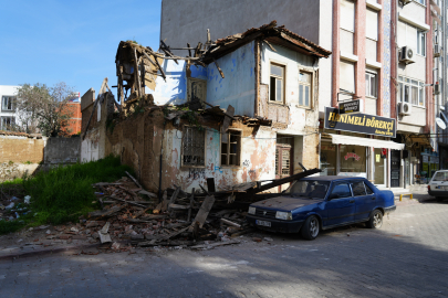 Edremit'te Metruk Bina, Park Halindeki Otomobilin Üzerine Çöktü