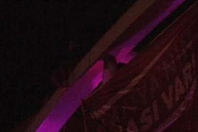 İntihar etmek için üst geçide çıktığı iddia edilen bir genç, aşağı düştü