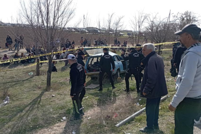 Otobüs durağında bekleyenlere otomobil çarptı: 3 ölü, 6 yaralı