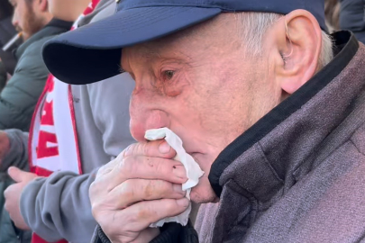 Takımının galibiyetini gözyaşları içerisinde kutlayan Bilal dede izleyenleri duygulandırdı