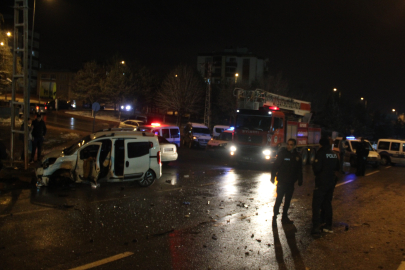 Hafif Ticari Araç ile Pikap Çarpıştı: Yaralılar Var!