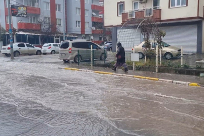 15 Dakikalık Yağış Yolları Göle Çevirdi