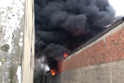 Geri Dönüşüm Tesisi Alev Aldı: Dumanlar İki İlçede Görüldü!