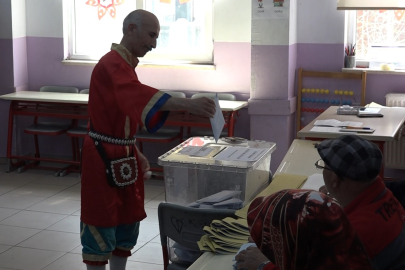 Oy Kullanmaya Kostümüyle Gitti