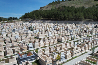 Bayram Öncesi Mezarlıklarda Yoğunluk Yaşandı