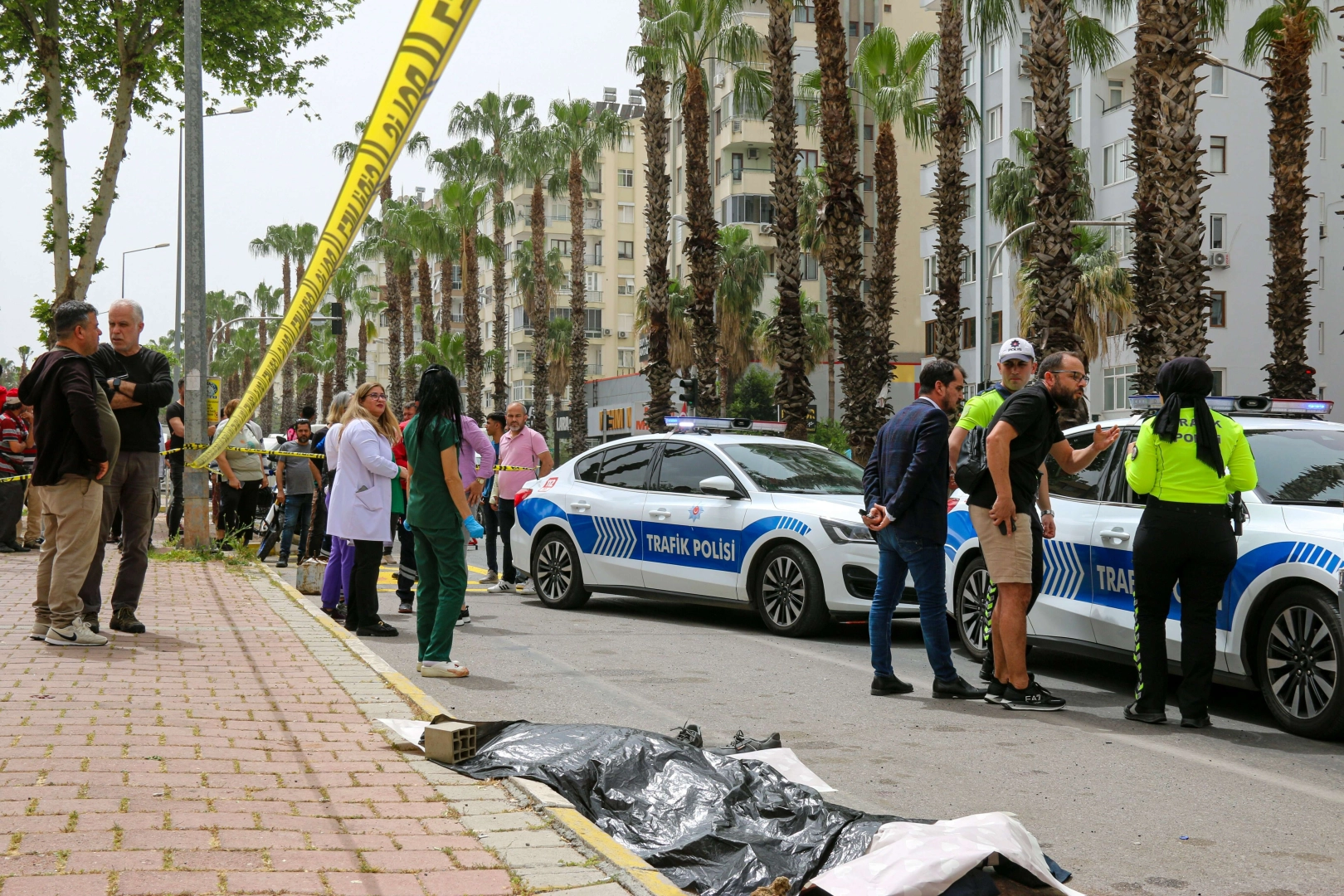 Otomobilin çarptığı genç metrelerce havaya uçtu