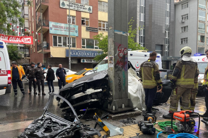  Kontrolden Çıkan Araç Direğe Çarptı: 1 Ölü, 4 Yaralı