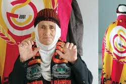 Galatasaray tutkunu Kadriye Nine ve ailesi sosyal medyada büyük ilgi görüyor