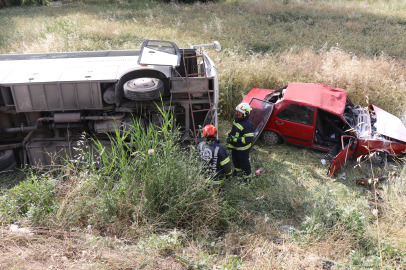 U Dönüşü Yapmak İsteyen Otomobil Servis Aracıyla Çarpıştı: 6 Yaralı
