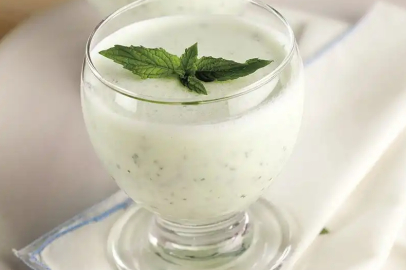 Ferahlatıcı İçecek: Naneli Ayran Tarifi!