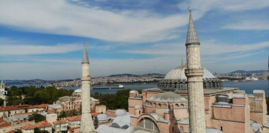 Ayasofya Camii'ne 87 yıl sonra ilk mahya asıldı