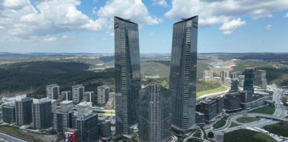 İşçilerin zorlu gökdelen mesaisi