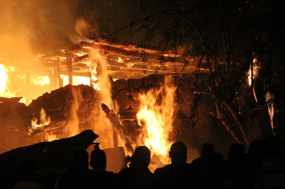 Alevler Geceyi Aydınlattı