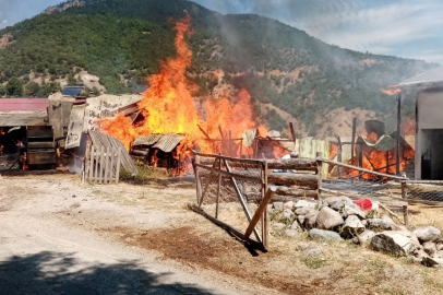Suşehri'nde Çıkan Yangında 2 Ahır Kullanılamaz Hale Geldi