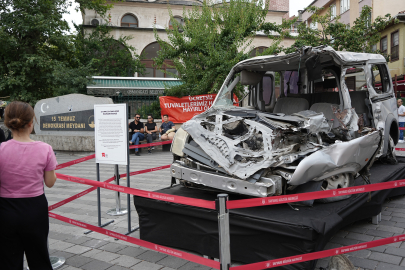 Bursa'da 15 Temmuz Demokrasi Meydanında Tankın Ezdiği Ticari Araç Sergilendi