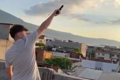 Evinin Çatısında Havaya Ateş Açıp Sosyal Medyada Paylaştı
